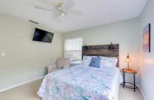Weeki Wachee River Home on Main River by Park! 객실 침대
