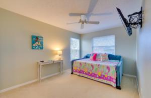 Weeki Wachee River Home on Main River by Park! 객실 침대