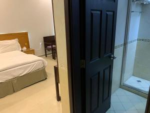 Postel nebo postele na pokoji v ubytování sun rise hotel راس الخيمة