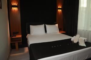 A bed or beds in a room at Istanbul Bakirkoy Rays Port Hotel City Center