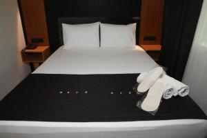 A bed or beds in a room at Istanbul Bakirkoy Rays Port Hotel City Center