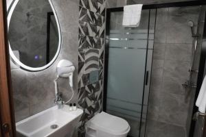 A bathroom at Istanbul Bakirkoy Rays Port Hotel City Center