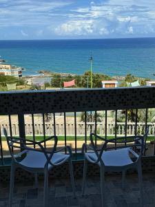 a balcony with two chairs and a view of the ocean at Apartamento VistaMar in La Guaira