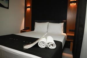 A bed or beds in a room at Istanbul Bakirkoy Rays Port Hotel City Center
