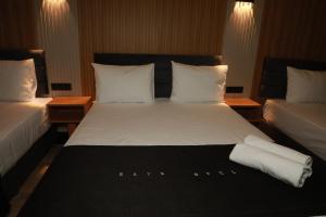 A bed or beds in a room at Istanbul Bakirkoy Rays Port Hotel City Center