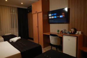 A bed or beds in a room at Istanbul Bakirkoy Rays Port Hotel City Center