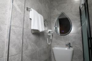 A bathroom at Istanbul Bakirkoy Rays Port Hotel City Center