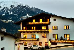 Nespecifikovaný výhled na hory nebo výhled na hory při pohledu z hotelu