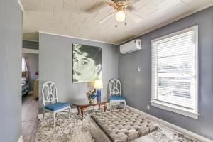 亚瑟港Near Sabine Lake Pet-Friendly Apt in Port Arthur的带沙发、桌子和椅子的客厅