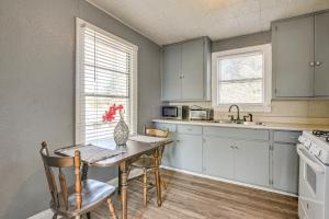 Near Sabine Lake Pet-Friendly Apt in Port Arthur的厨房或小厨房