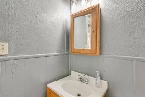 Near Sabine Lake Pet-Friendly Apt in Port Arthur的一间浴室
