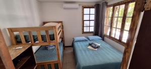 a small room with two bunk beds and a desk at CASA 2/4 PRAIA DO FORTE!!!! LOCALIZAÇÃO PRIVILEGIADA!!! in Praia do Forte