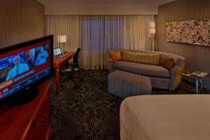Televiisor ja/või meelelahutuskeskus majutusasutuses Courtyard by Marriott Providence Warwick