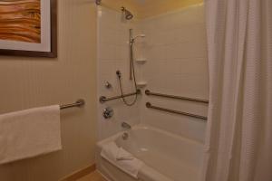 Vannituba majutusasutuses Courtyard by Marriott Providence Warwick