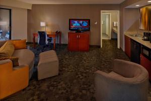 Televiisor ja/või meelelahutuskeskus majutusasutuses Courtyard by Marriott Providence Warwick