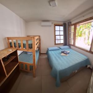 a bedroom with two bunk beds and a window at CASA 2/4 PRAIA DO FORTE!!!! LOCALIZAÇÃO PRIVILEGIADA!!! in Praia do Forte