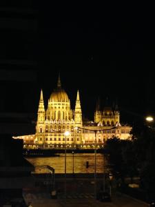 ブダペストにあるBauhaus Studio with Parliament viewの夜のライトアップ国会議事堂