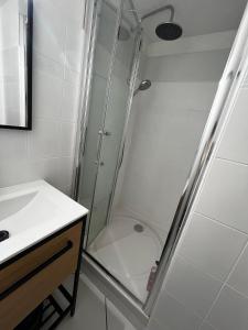 拉努韦勒港Maison de vacances à la mer的浴室配有淋浴、洗手池和马桶 更多15张照片