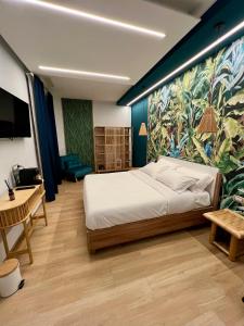 罗马Eterna Suites Roma的卧室里有一张床，墙上挂着一幅画