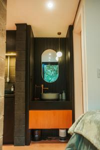 a bathroom with a sink with a fishtank above it at Casa Caúna in São Francisco de Paula