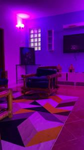 Een TV en/of entertainmentcenter bij Hôtel Blak and White de Toubab Dialao
 +22 foto's