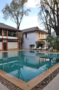 Bazén v ubytování Monsane River Kwai Resort nebo v jeho okolí