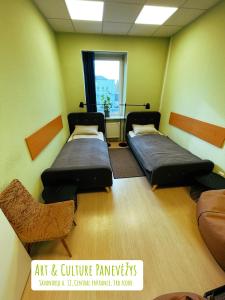 Postel nebo postele na pokoji v ubytování Art & Culture Panevėžys