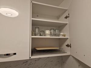 Η κουζίνα ή μικρή κουζίνα στο Naujojo uosto butas +7 φωτογραφίες