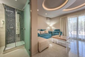 Vannituba majutusasutuses Koukounaria Hotel & Suites