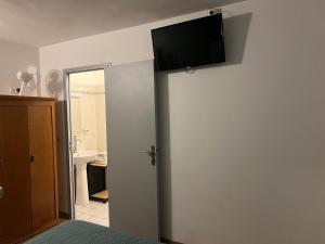 TV a/nebo společenská místnost v ubytování Le Terminus Laroche Migennes Gare + 29 fotografií