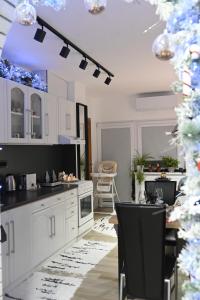 Kuchyň nebo kuchyňský kout v ubytování Josephine Apartment