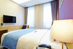 Telewizja i/lub zestaw kina domowego w obiekcie Days Hotel by Wyndham Seoul Myeongdong