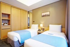 pokój hotelowy z 2 łóżkami i szafką w obiekcie Days Hotel by Wyndham Seoul Myeongdong w Seulu