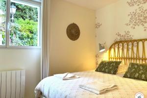 a bed in a room with a window at Le Cosy - Vue Mer - Parking - Balcon in Le Havre