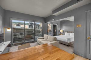 パークシティにあるModern Studio in the Heart of Historic Downtown!のベッドとリビングルームのある寝室