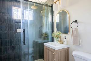 ein Badezimmer mit Dusche, Waschbecken und Spiegel in der Unterkunft Lily Rock Cottage by Roav Retreats in Idyllwild + 71 Fotos