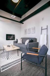 Χώρος καθιστικού στο Spacious Modern Loft with Downtown Views and WiFi