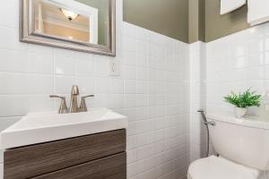 Ένα μπάνιο στο Charming Oak Park Retreat +10 φωτογραφίες