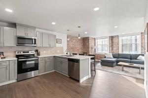 Η κουζίνα ή μικρή κουζίνα στο King Bed - J and K on Main Luxury Apartment 306