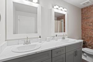 Ένα μπάνιο στο King Beds J and K on Main Luxury Apartment 406 +21 φωτογραφίες