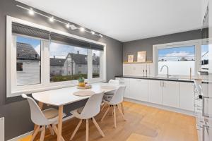 Φωτογραφία από το άλμπουμ του Modern apartment with wifi and new furniture - Free parking - Apartment 3 σε Haugesund