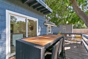 un patio con tavolo e sedie su un ponte di Quaint South Hill Home w Luxury King Bed and Wifi a Spokane