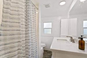 un bagno con un water e una tenda da doccia di Quaint South Hill Home w Luxury King Bed and Wifi a Spokane Altre 31 foto