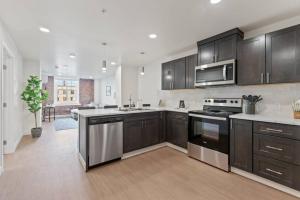 Η κουζίνα ή μικρή κουζίνα στο Walk to Riverfront Park! Downtown Gem w Pool Table 404