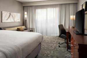 Televiisor ja/või meelelahutuskeskus majutusasutuses Courtyard by Marriott Phoenix Mesa