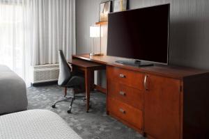 Televiisor ja/või meelelahutuskeskus majutusasutuses Courtyard by Marriott Phoenix Mesa