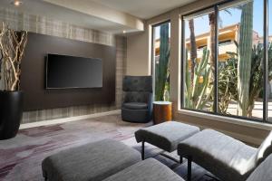 Televiisor ja/või meelelahutuskeskus majutusasutuses Courtyard by Marriott Phoenix Mesa