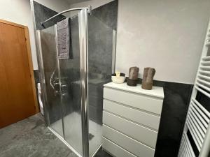 een badkamer met een douche en een wit dressoir bij Alvina's House in Aosta +27 foto's