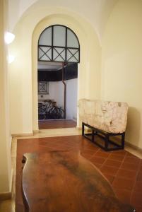 Habitación con silla y ventana con bicicletas en The Luxury Roma Amor, en Roma
