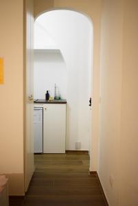 una cocina con un arco en el medio de una habitación en The Luxury Roma Amor, en Roma